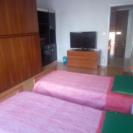 B&B 56 Euro A Notte Cagliari Buitenkant foto
