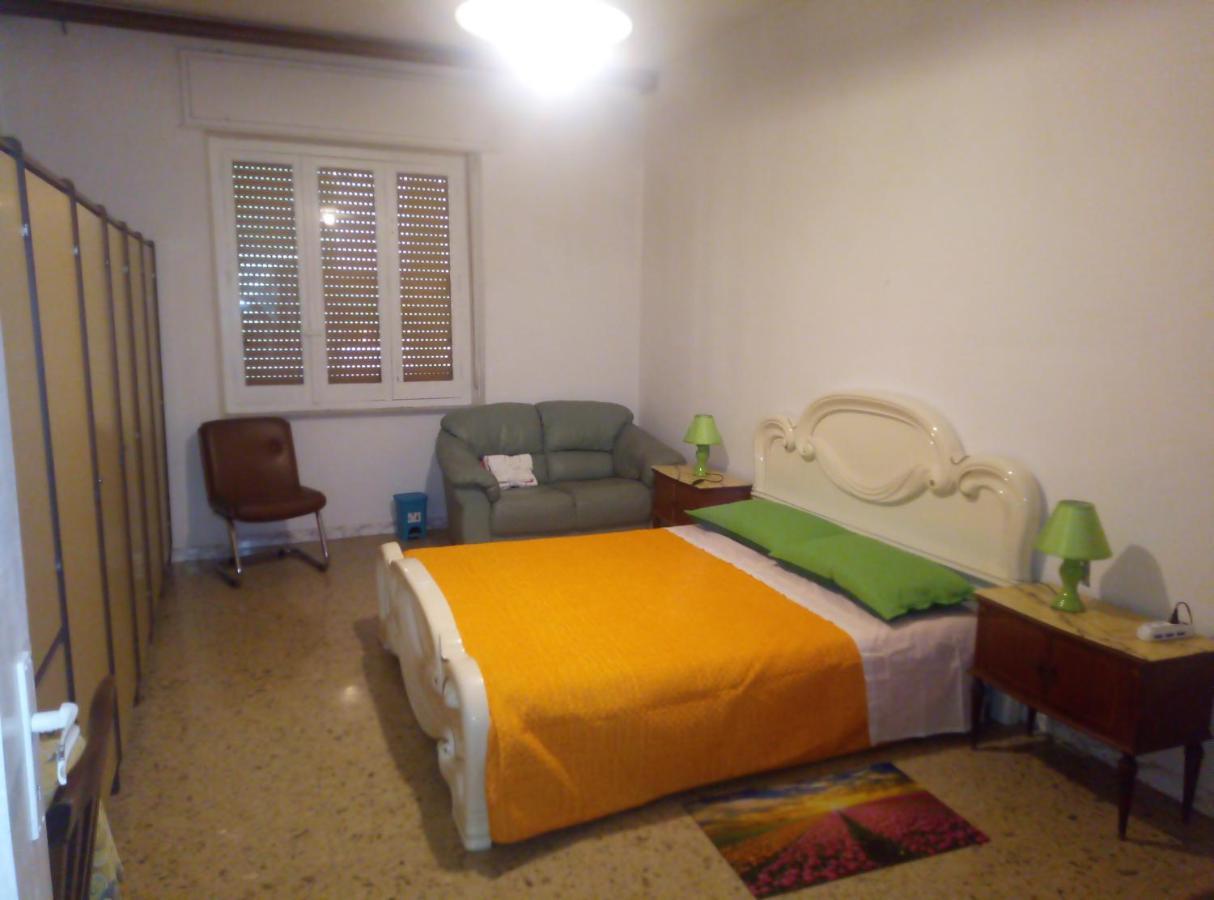 B&B 56 Euro A Notte Cagliari Buitenkant foto