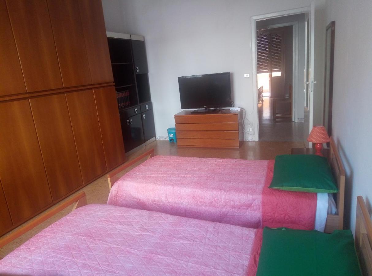 B&B 56 Euro A Notte Cagliari Buitenkant foto