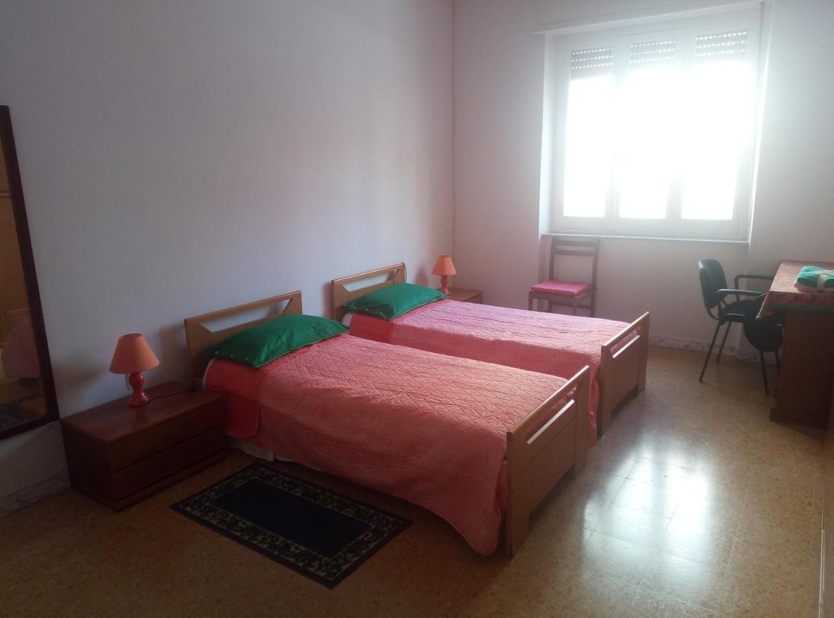 B&B 56 Euro A Notte Cagliari Buitenkant foto