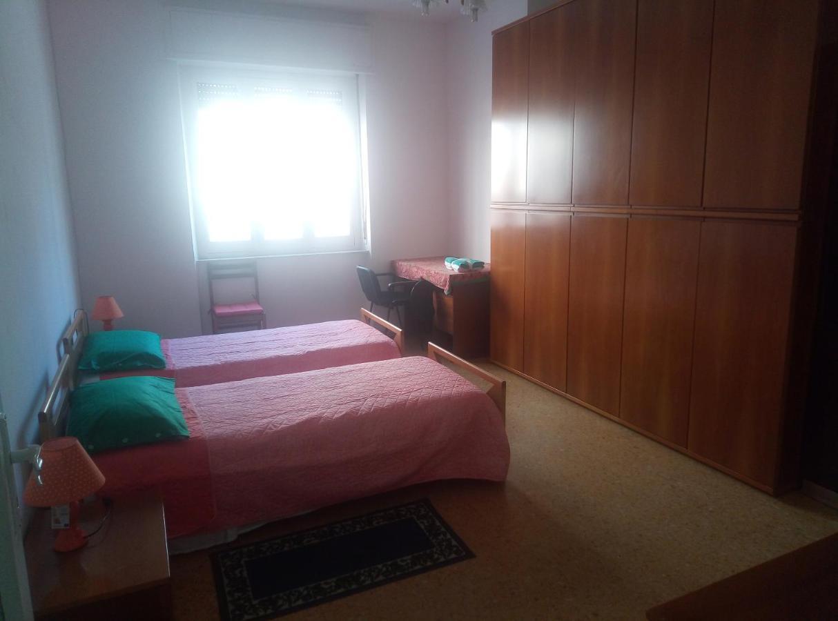 B&B 56 Euro A Notte Cagliari Buitenkant foto