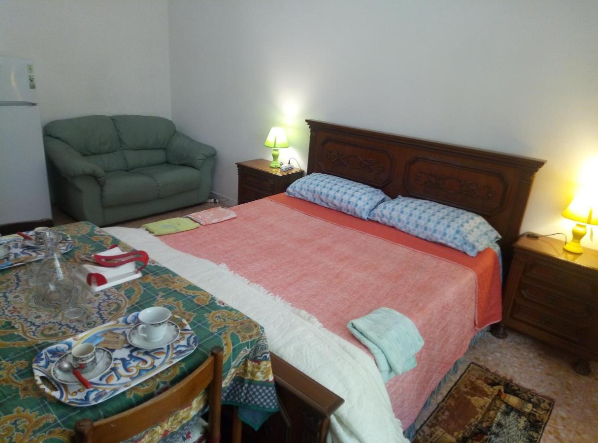 B&B 56 Euro A Notte Cagliari Buitenkant foto