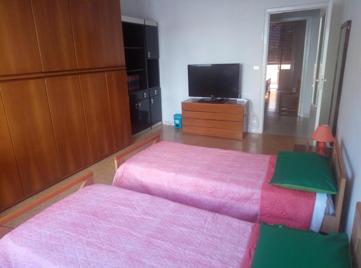 B&B 56 Euro A Notte Cagliari Buitenkant foto