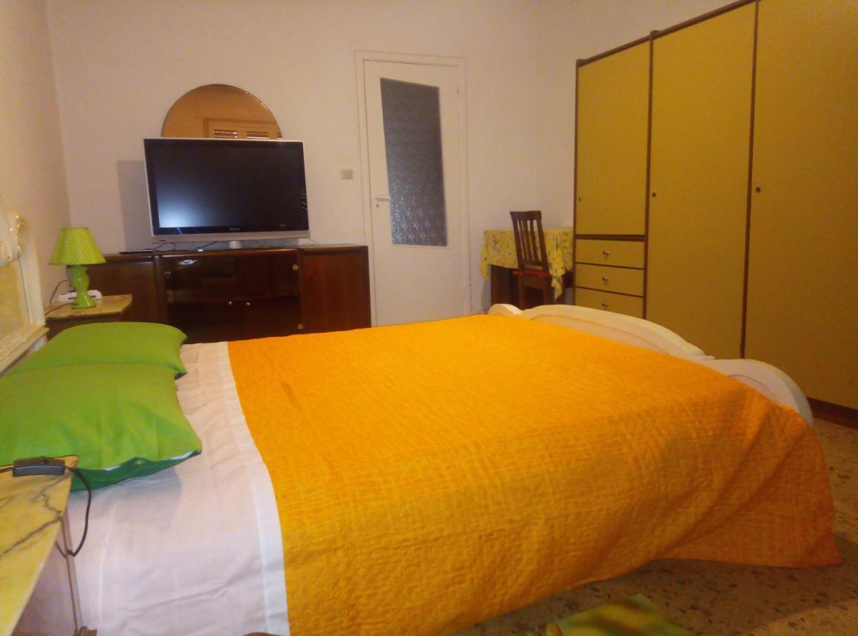 B&B 56 Euro A Notte Cagliari Buitenkant foto