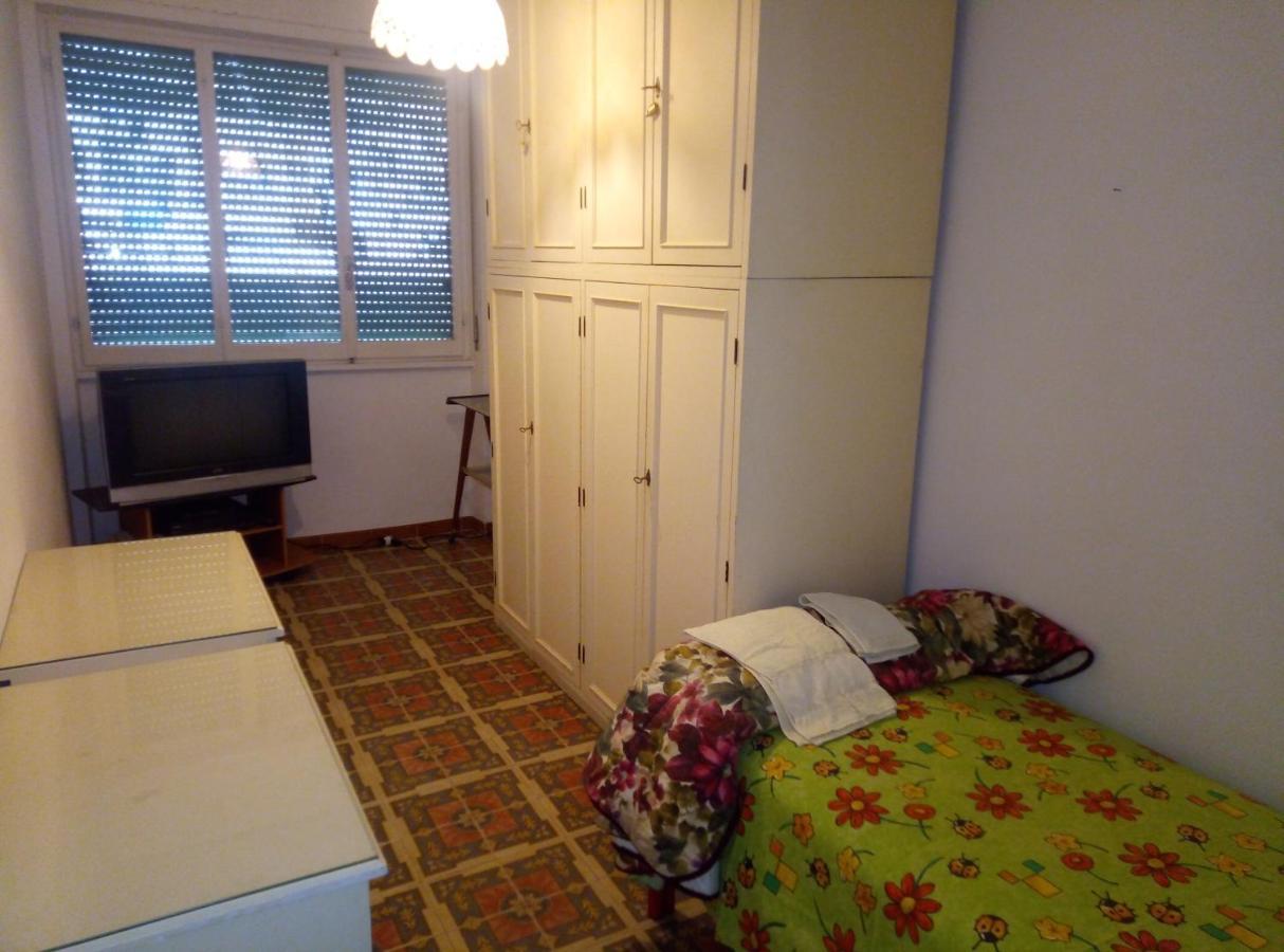 B&B 56 Euro A Notte Cagliari Buitenkant foto
