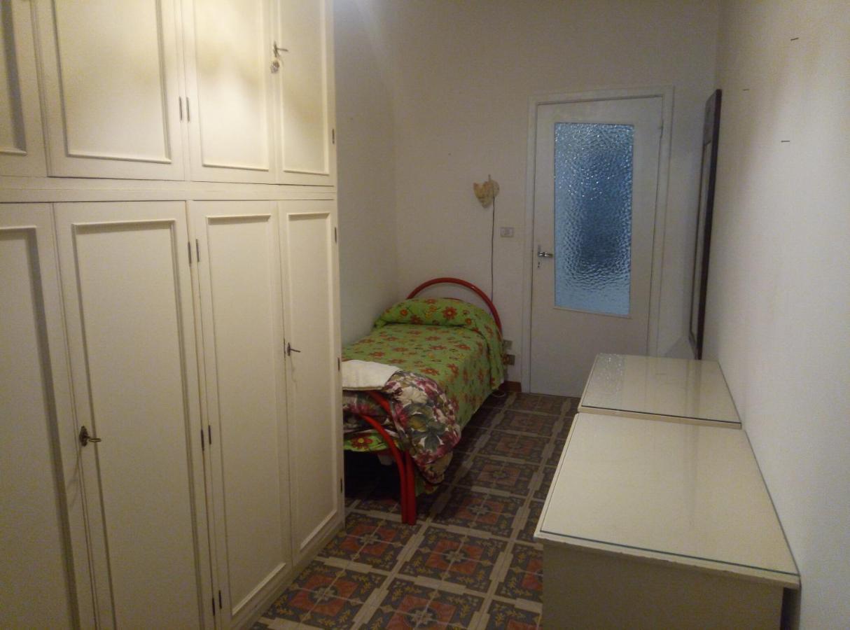 B&B 56 Euro A Notte Cagliari Buitenkant foto