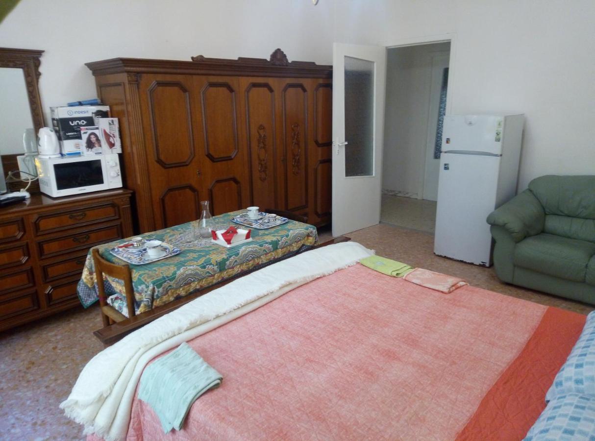 B&B 56 Euro A Notte Cagliari Buitenkant foto