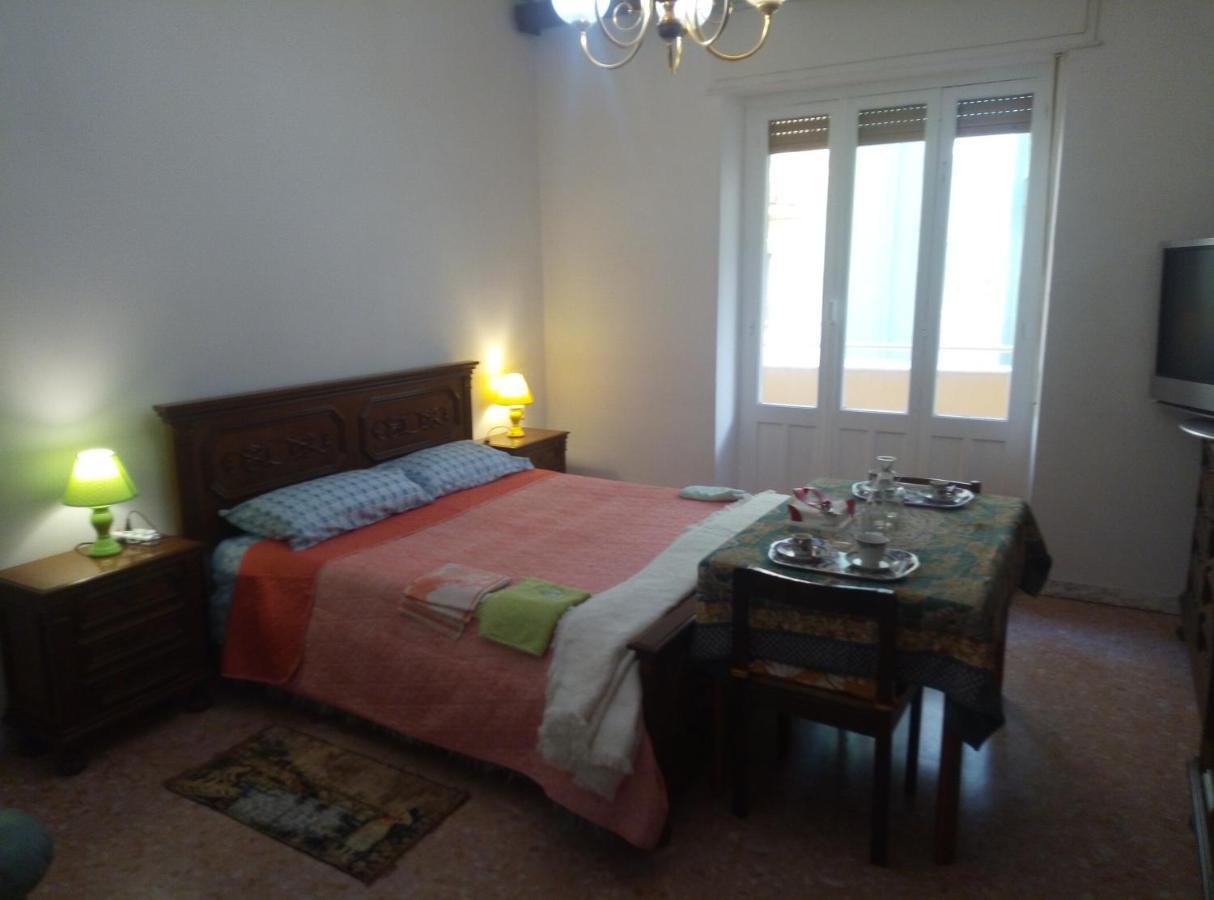 B&B 56 Euro A Notte Cagliari Buitenkant foto